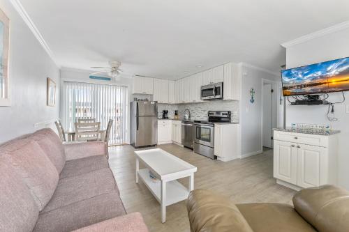 a living room with a couch and a kitchen at Beachcomber Resort in Avalon