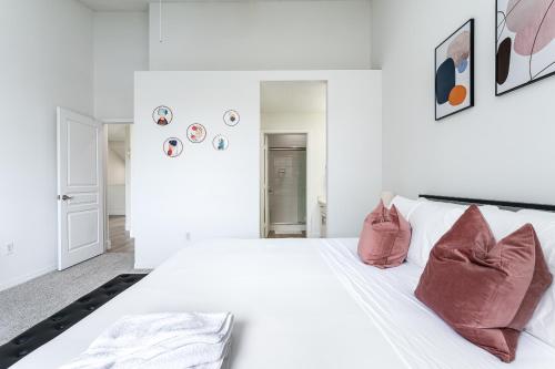 Katil atau katil-katil dalam bilik di Newly Remodeled Lakefront Oasis
