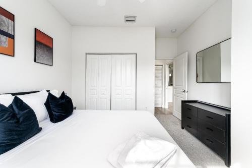 Katil atau katil-katil dalam bilik di Newly Remodeled Lakefront Oasis