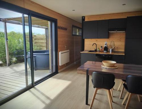 Kuchyňa alebo kuchynka v ubytovaní Cottage chaleureux avec Sauna & Jacuzzi