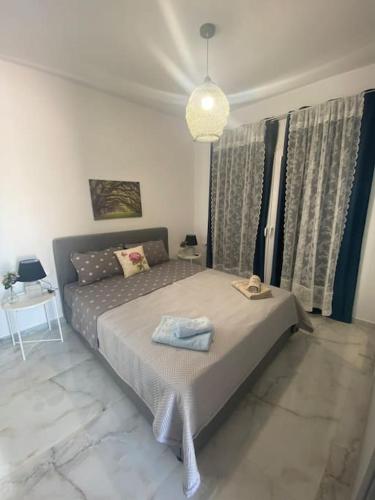 ein Schlafzimmer mit einem großen Bett in einem Zimmer in der Unterkunft Christie's Panorama in Póndi