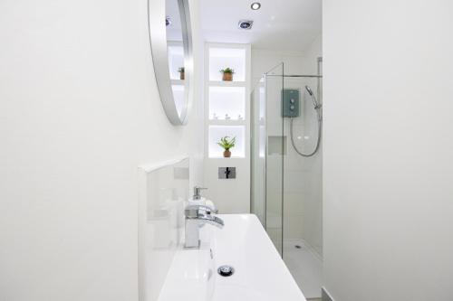 Et badeværelse på WestPoint Luxury Apartment