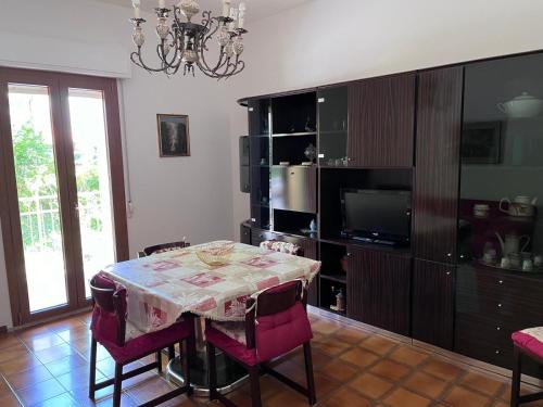 comedor con mesa y TV en Montefortino Sibillini House, en Montefortino