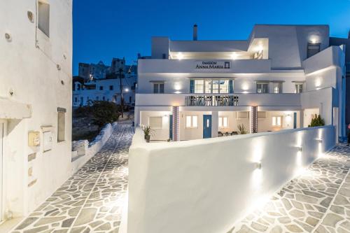 Una casa blanca con luces en el costado. en AnnaMaria Pansion, en Naxos Chora