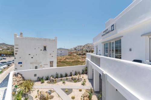 uma vista a partir da varanda de um edifício branco em AnnaMaria Pansion em Naxos Chora