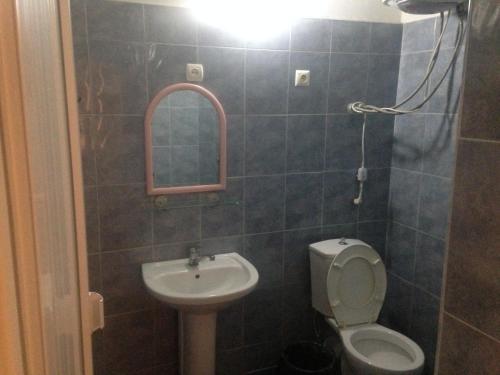 W łazience znajduje się umywalka, toaleta i lustro. w obiekcie Ureki - Evkalipt w mieście Ureki