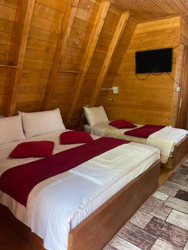 Postel nebo postele na pokoji v ubytování Guesthouse Te Pjerini Selcë-Cem