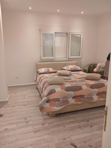 Un pat sau paturi într-o cameră la 35 rue la tribu bouzareah
