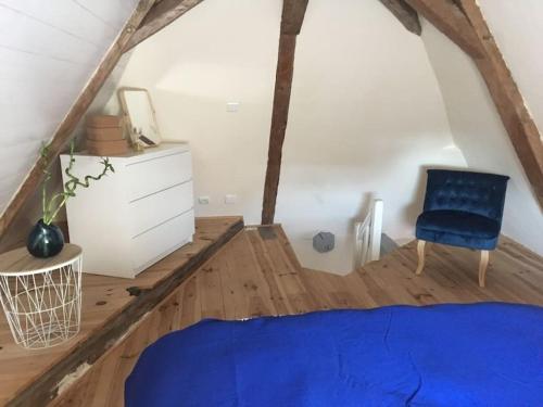 a room with a blue chair and a blue rug at Entre châteaux et vignobles, au bord de la Loire in Montlouis-sur-Loire