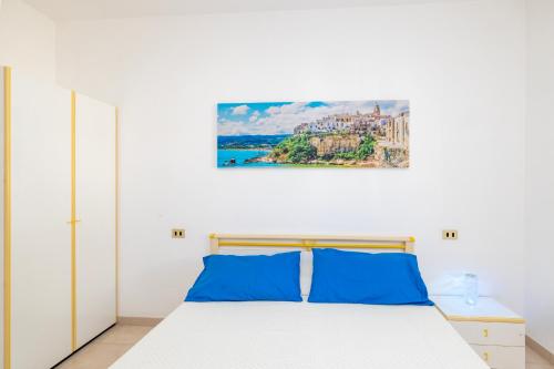 Appartamenti Euro'92 في فييستي: غرفة نوم بسرير ودهان على الحائط