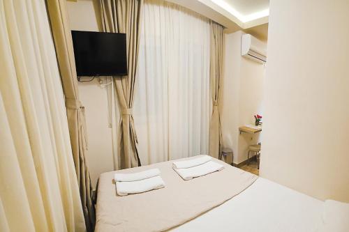 Villa Montemaris Budvaにあるベッド
