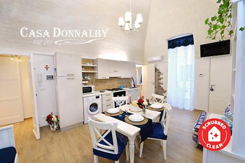 a kitchen and dining room with a table and chairs at Casa Donnalby in Monopoli