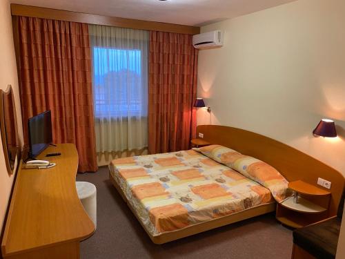 Habitación de hotel con cama y TV en Hotel Fiesta, en Golden Sands