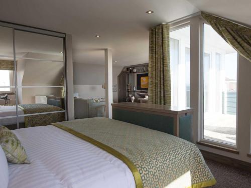 The Waterside Hotelにあるベッド