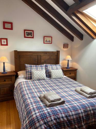 Posteľ alebo postele v izbe v ubytovaní PRECIOSO CHALET JUNTO A POTES CON PISCINA-4 Hab,3 Baños