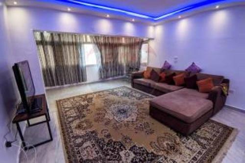 sala de estar con sofá y TV en fort House en Amán