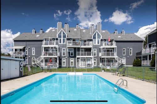 Бассейн в Condo-piscine à 200M du Memphré или поблизости