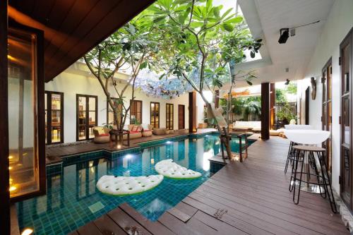 una piscina nel mezzo di una casa di X2 bangna2 泰式无与伦比的别墅 a Bang Na