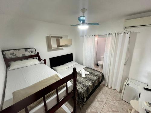 um quarto com uma cama e uma casa de banho em Suítes Moreira em Penha