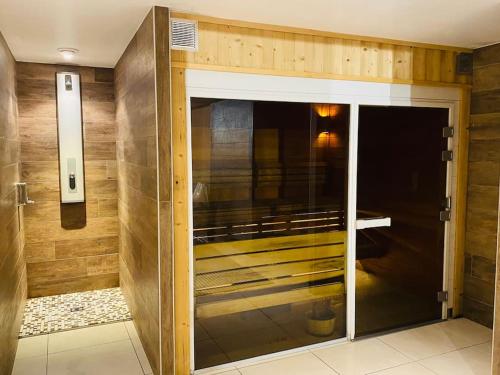 Bilik mandi di Oz en oisan APPART 6-8 PERS CHALET DES NEIGES Piscine -Sauna