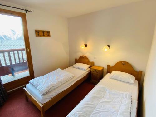 Katil atau katil-katil dalam bilik di Oz en oisan APPART 6-8 PERS CHALET DES NEIGES Piscine -Sauna