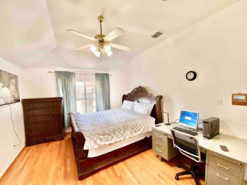 Ένα ή περισσότερα κρεβάτια σε δωμάτιο στο Lovely House in Plano
