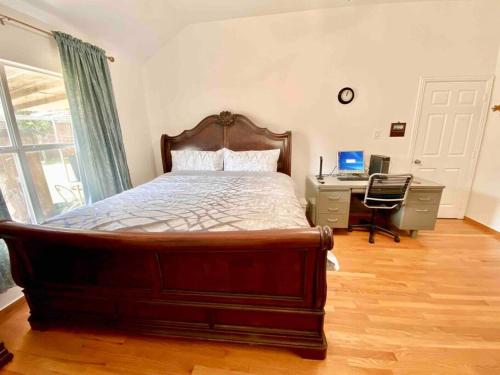 Ένα ή περισσότερα κρεβάτια σε δωμάτιο στο Lovely House in Plano