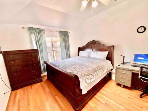 Ένα ή περισσότερα κρεβάτια σε δωμάτιο στο Lovely House in Plano