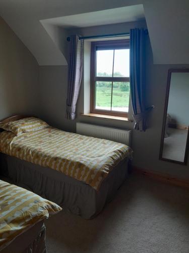 um quarto com 2 camas e uma janela em Nature's Rest em Carrick on Shannon