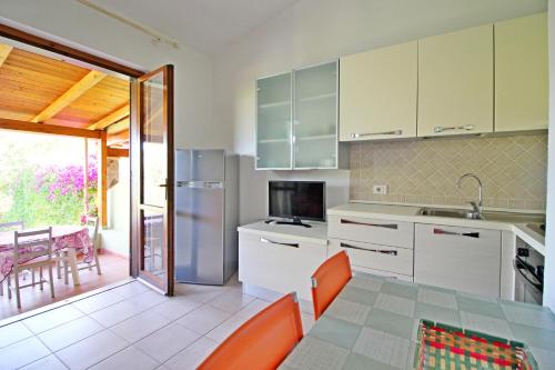 O bucătărie sau chicinetă la Bilo Blu Holiday a 80 metri dal mare