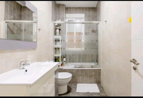 uma casa de banho com um WC, um lavatório e um chuveiro em cómoda habitación em Madri