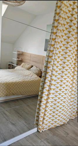 une chambre avec un lit et une paroi vitrée dans l'établissement Havre de Paix, à La Baule