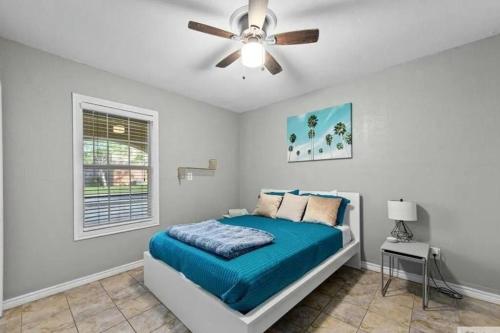 Llit o llits en una habitació de Split Level Duplex Oasis