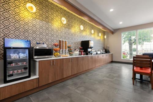 a restaurant kitchen with a counter and a counter at La Quinta by Wyndham Belton - Temple South in Belton