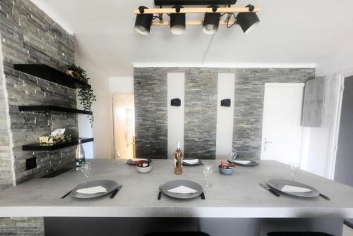 - une salle à manger avec une table et des assiettes dans l'établissement Aiglon YourHostHelper, à Saint-Raphaël