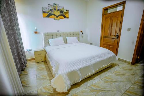 Giường trong phòng chung tại Kigali Wings Apartment 1