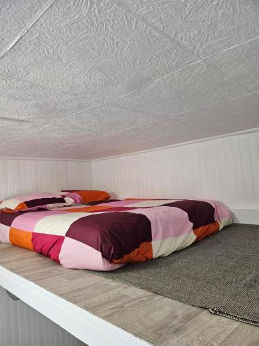 1 Schlafzimmer mit 2 Betten in einem Zimmer in der Unterkunft appartement calme à 10mn à pied de la villette in Le Pré-Saint-Gervais