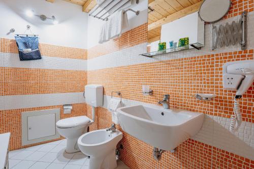 a bathroom with a toilet and a sink at Camera Demetra in Syracuse