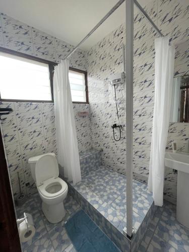 Big & confortable apartment for 6 - Center of Osu La Crescent في آكرا: حمام مع مرحاض ومغسلة