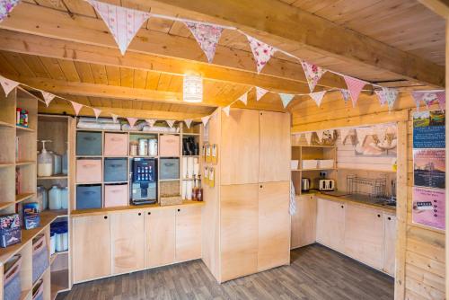Una cocina o cocineta en Glamp and Tipple Ltd