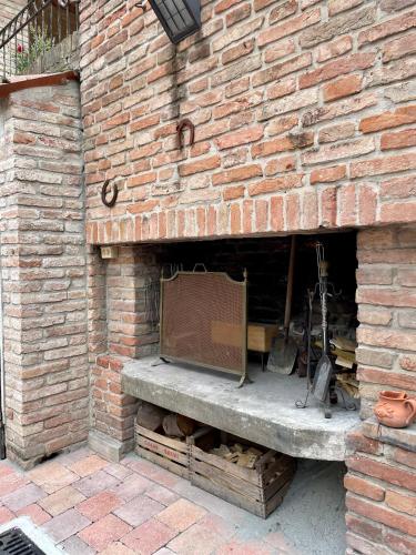 a brick wall with a bench in a brick oven at Casa Matilde piano terra 100mq con parking e piscina in Ferrara