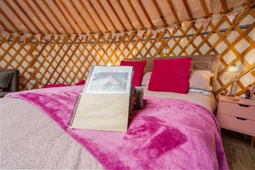 Una cama o camas en una habitación de Glamp and Tipple Ltd