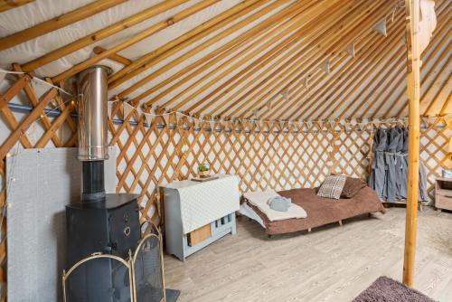 Un lugar para sentarse en Glamp and Tipple Ltd