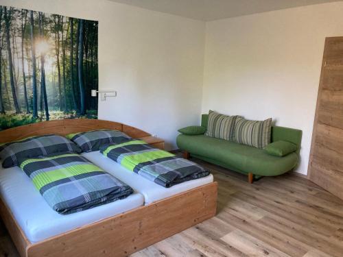 Postel nebo postele na pokoji v ubytování Ferienwohnung Weissensteiner Steinbach
