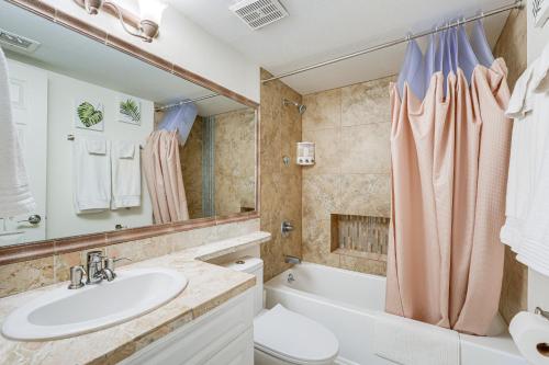 Koupelna v ubytování Pet-Friendly Home with Pool Access and Yard in Mesa