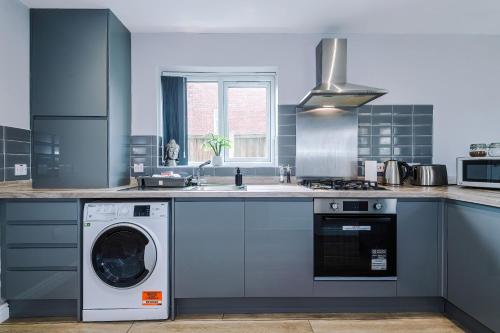 Kuchyň nebo kuchyňský kout v ubytování Lux 3 Bed 10 mins from Centre - Parking & Netflix