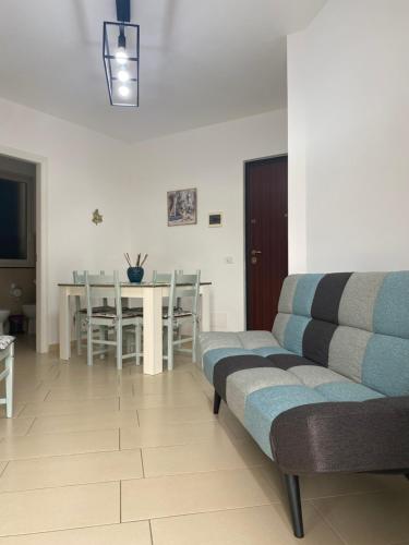 uma sala de estar com um sofá e uma mesa em Casa Marsilla em Marzamemi