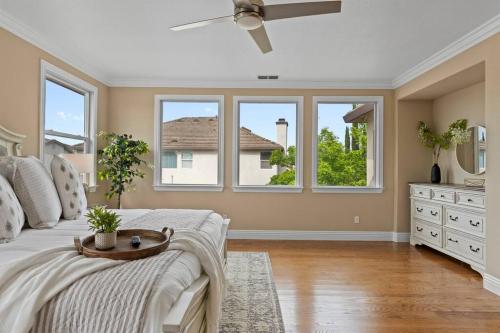 um quarto com janelas e uma cama com uma mesa em Stunning Spacious Family Home in Natomas em Sacramento