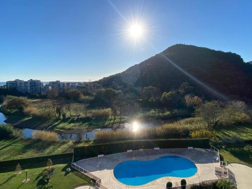 une vue aérienne d'une montagne avec une piscine dans l'établissement Appartement luxe vue mer et collines avec piscine, à Mandelieu-la-Napoule