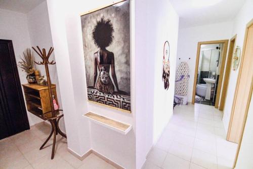 Lilis Artpartment في إيغالو: ممر فيه لوحة لامرأة على الحائط